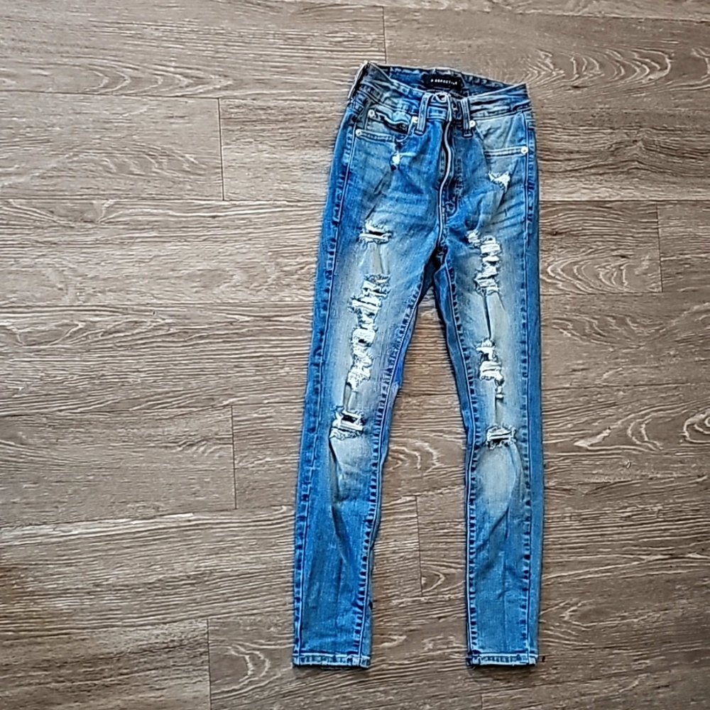Womens sz 2 short Aeropostale skinny jeans. Distressed. Super High Rise!!